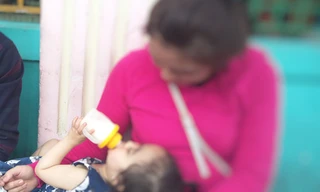 Bé U.U.B.H trong lần trở lại BV Mắt TPHCM tái khám tháng 2/2017