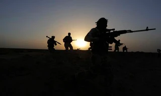 Các chiến binh tình nguyện người Shi'ite đang tuần tra. Ảnh: Reuters