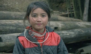 Bé gái H'Mông xinh xắn trước ống kính máy ảnh của nhóm phượt tại Sa Pa