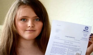 Nicole và giấy mời gia nhập tổ chức Mensa. Ảnh: Cosmopolitan.