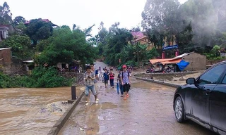 Muốn đến trường, học sinh phải đi qua cầu ngầm này. Ảnh: Lộc Minh Đức