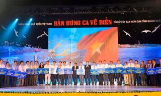 Thống đốc Nguyễn Văn Bình trao tượng trưng trên 730 máy thông tin liên lạc cho ngư dân 28 tỉnh thành ven biển đóng tàu cá theo Nghị định 67, tối ngày 7/3 tại Chương trình “Bản hùng ca về biển” tổ chức tại Quảng Ngãi