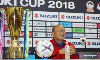 HLV Park Hang Seo tươi cười bên Cup vàng AFF Cup 2018