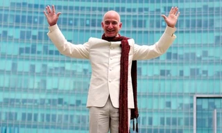 Người giàu nhất hành tinh kiếm và tiêu tiền như thế nào