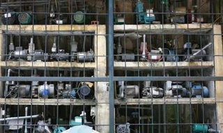 Kỳ lạ cả khu tập thể làm chuồng “nhốt” máy bơm