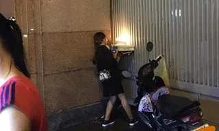 Nữ sinh sư phạm đội mưa chúc mừng sinh nhật bạn trai qua cổng sắt