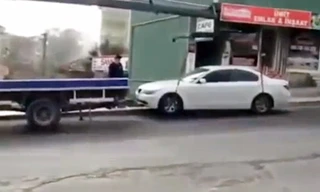 Xe sang BMW bị cần cẩu 'hành hạ'