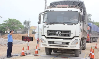 Ông Phan Huy Chương (Phó chánh thanh tra) trực tiếp chỉ huy tại trạm cân lưu động trên quốc lộ 1A tại huyện Diễn Châu. Ảnh: VnExpress