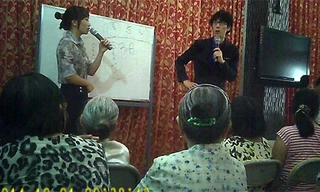 Những người Hàn Quốc đang giới thiệu, mời khách hàng là các cụ bà mua sản phẩm tại Công ty Shopping Shop, hẻm 127 Hoàng Hoa Thám, Q.Tân Bình - Ảnh: Lương Ngọc/ Thanh Niên