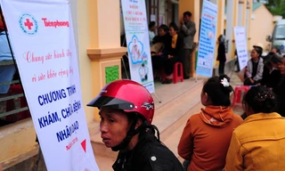 Báo Tiền Phong phối hợp với Hội CTĐ Nghệ An và Cty Dược Hải Dương khám bệnh, cấp thuốc cho người nghèo tại xã Tân Hương (huyện Tân Kỳ).