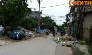 Các loại phế liệu chất thành đống trên vỉa hè của con đường dẫn vào Trung Văn.