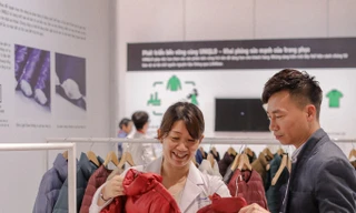 Khách hàng trải nghiệm sản phẩm