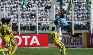 Hà Nội FC kiên cường bảo vệ thành quả trên sân của Á quân Altyn Asyr. Ảnh: AFC