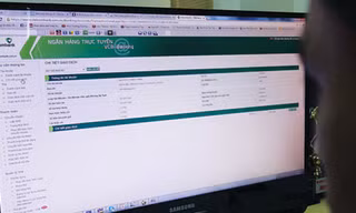 Kiểm tra kỹ các thông tin khi chuyển khoản qua mạng internet sẽ hạn chế được các rủi ro - Ảnh: Bạch Dương 