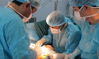 Phẫu thuật vòng 1 cho bệnh nhân bị bệnh lý ngực phì đại, chảy xệ tại Bệnh viện Xanh Pôn (Hà Nội).