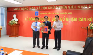 Ông Phan Ngọc Trung trao quyết định; đồng chí Lê Mạnh Hùng tặng hoa chúc mừng tân Chủ tịch HĐTV Công ty BSR Lê Xuân Huyên