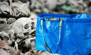 Các giáo xứ bảo quản một túi đựng 80 bộ hài cốt trong kho. Ảnh: Getty. 