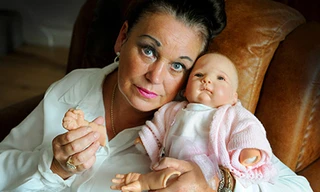 Bà Jane Dunn, em gái của Susan Hearsey và con búp bê bị y tá bị gãy tay. Ảnh: Caters