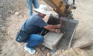 Con cháu nhà Nguyễn vui mừng khi tìm thấy tấm bia vợ vua. Ảnh: Điền Quang.