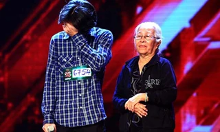 Thí sinh Lê Tích Kỳ cùng bà ngoại trên sân khấu X-Factor 