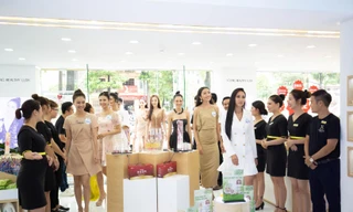 Thí sinh Miss World Vietnam 2019 được chào đón tại showroom mỹ phẩm YHL.