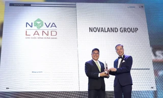 Ông Bùi Xuân Huy, Tổng Giám đốc Tập đoàn Novaland (trái) nhận giải thưởng từ ông William Ng, Tổng biên tập của Tạp chí HR Asia