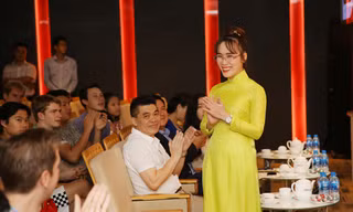 Nữ tỷ phú Việt và cuộc trò chuyện cùng đoàn học sinh trường hoàng gia thế giới