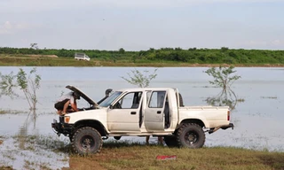 Xe địa hình 'nghịch dại' bãi sông Hồng