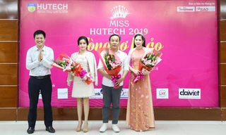 BTC tặng hoa cho BGK vòng sơ loại