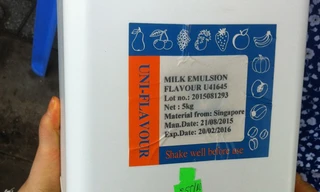 Hóa chất tạo mùi được bán nhiều ở chợ "thần chết" Kim Biên. Ảnh: Ly Nguyễn.