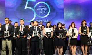 Đại điện Công ty CP Thế giới di động (áo trắng-đúng giữa) nhận giải thưởng