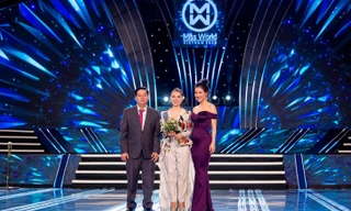 Cố vấn sắc đẹp Hằng Lê nhận hoa từ BTC của cuộc thi Miss World Vietnam 2019