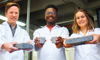 Tiến sĩ Dyllon Randall (bên trái) cùng các sinh viên tham gia dự án nghiên cứu. Ảnh: RT