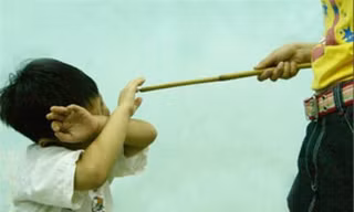 Dạy con bằng nỗi sợ hãi: Khắt khe khiến trẻ “hỏng”