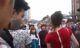 Kinh hoàng nữ sinh bị đánh đập dã man, lột đồ giữa phố