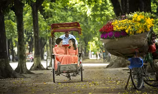 Mỹ Linh và con gái nền nã áo dài dạo phố mùa thu