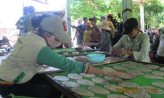 Các học trò “Chanchu” bóc cá bò để kiếm tiền mua sách vở trước năm học mới.