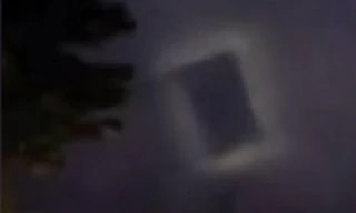 Vật thể hình chữ nhật bay lơ lửng trên bầu trời thành phố Tế Nam, Trung Quốc (Ảnh: Dailymail)