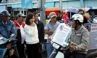 Anh Huynh rong ruổi trên nhiều đường phố tìm con. Ảnh: Khánh Hương