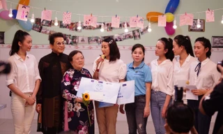 Buổi tri ân còn có sự tham gia của Nghệ sĩ Thanh Bạch và Hoa hậu Hà Kiều Anh