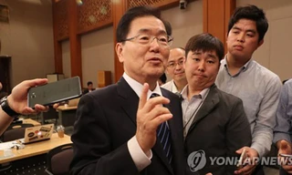 Ông Chung Eui-young, cố vấn an ninh đặc biệt của tổng thống Hàn Quốc trong vòng vây b áo chí. 