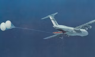 Một tên lửa Minuteman III được thả từ máy bay vận tải C-5 trong một thử nghiệm. Ảnh: USAF