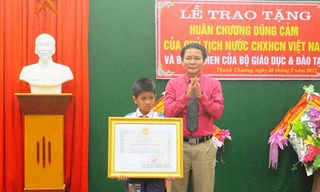 Học sinh lớp 5 Nghệ An được Chủ tịch nước tặng Huân chương dũng cảm