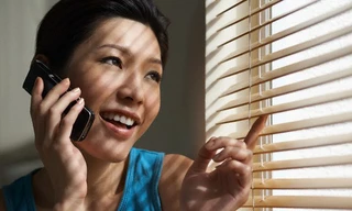 Thùy cầm điện thoại bấm số chồng (ảnh minh họa).