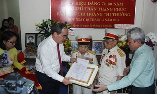 Bí thư Thành ủy TPHCM Nguyễn Thiện Nhân trao quyết định hoa chúc mừng hai vợ chồng cán bộ lão thành Cách mạng Trần Thăng Phúc và Hoàng Thị Thường