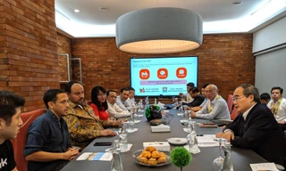 Bí thư Thành ủy TPHCM Nguyễn Thiện Nhân (phải) làm việc với nhà sáng lập Gojek