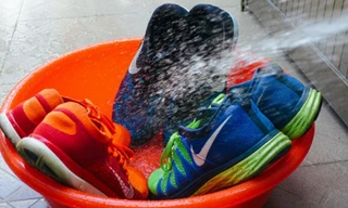 Trời mưa bất chợt khiến những đôi giày yêu thích dễ bị ướt dẫn đến hư hỏng.