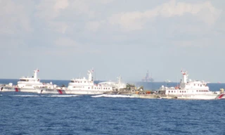 Rất nhiều tàu Trung Quốc hộ tống - bảo vệ giàn khoan HD-981 phía xa. Ảnh; Thanh Niên