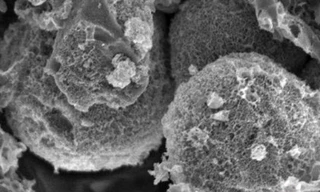 Hình ảnh các hạt các-bon xốp chụp bằng kính hiển vi điện tử Ảnh: Science Daily