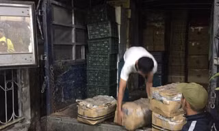 Hơn 1 tấn hoa quả nhập lậu bị CSGT tóm gọn.